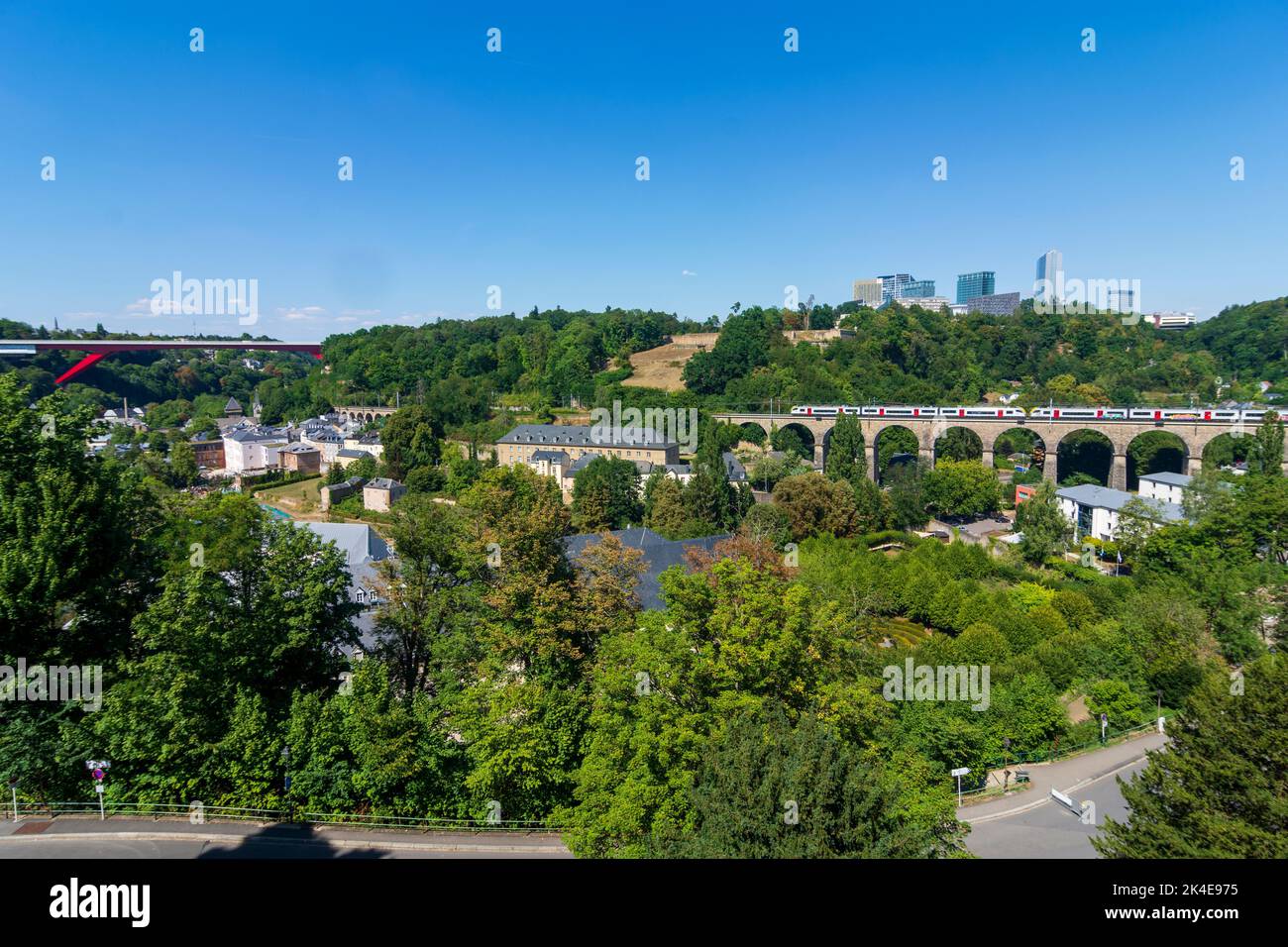 Luxemburg-Stadt (Lëtzebuerg; Luxemburg): Alzette-Tal und Bezirk Pfaffenthal, Großherzogin-Charlotte-Brücke (Rote Brücke), Eisenbahnviadukt, Platea Stockfoto