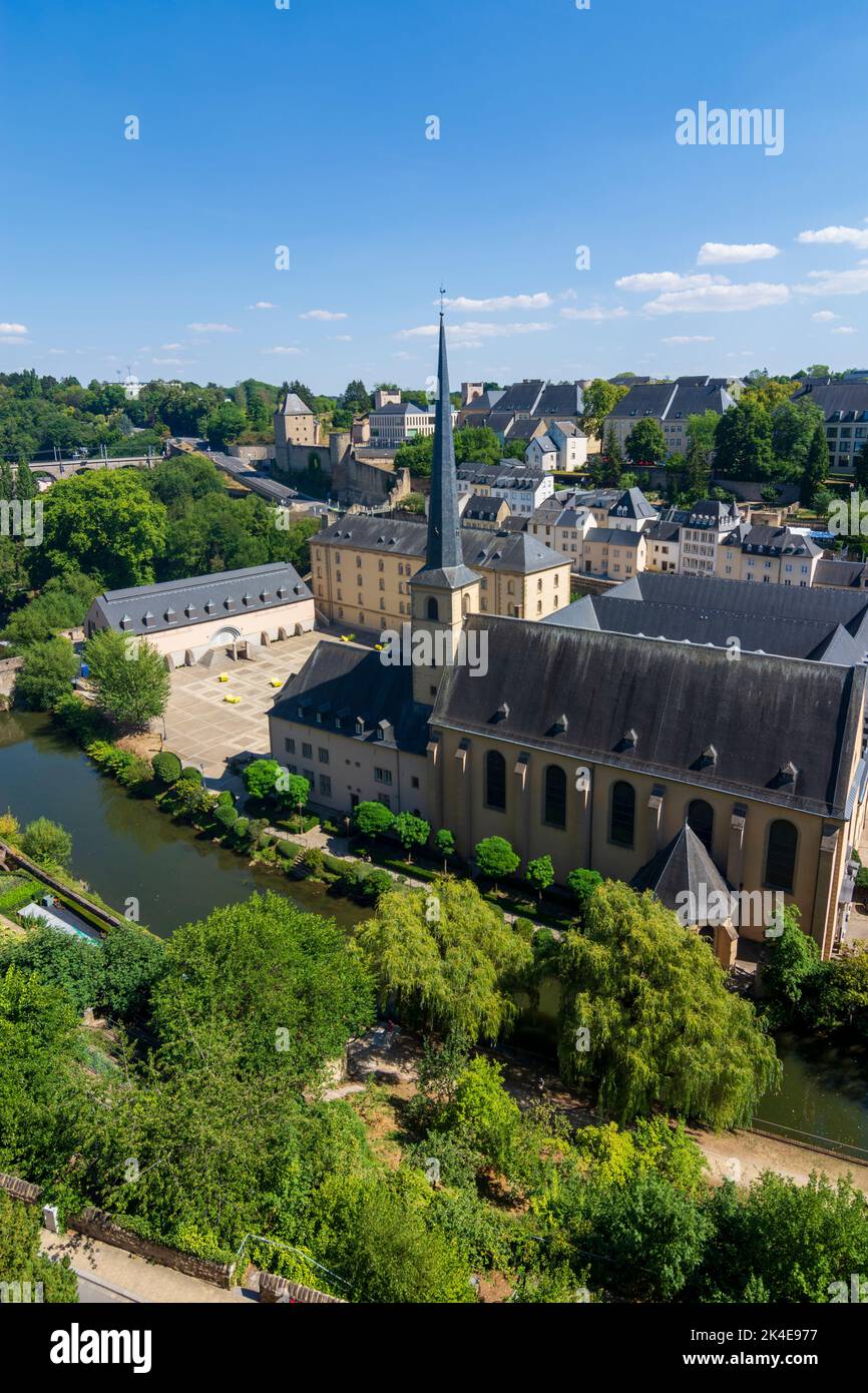 Luxemburg-Stadt (Lëtzebuerg; Luxemburg): Blick von der Festung Luxemburg auf das Alzettetal und die Abtei Neumünster im Bezirk Grund in der Altstadt, Lu Stockfoto