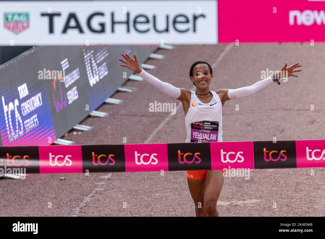 LONDON, ENGLAND - 02. OKTOBER 2022: Yalemzerf Yehualaw aus Äthiopien feiert den Sieg beim Women's Elite-Rennen während des TCS London Marathon 2022 in der Mall am 2.. Oktober 2022 in London, England. Stockfoto