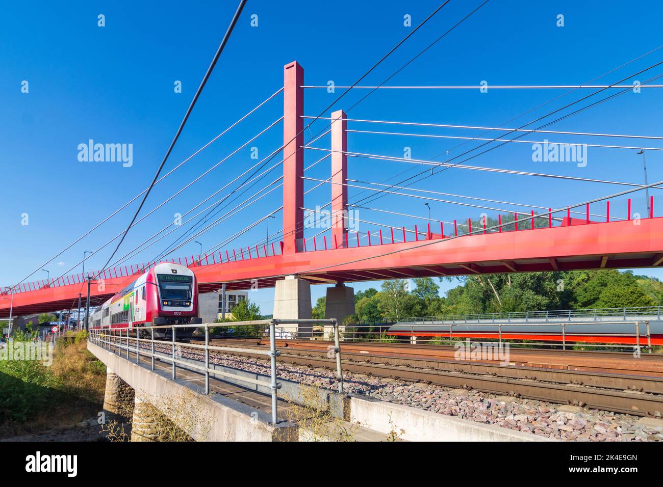Mersch (Miersch): Eisenbahnlinie, Regionalzug, Straßenbrücke in , Luxemburg Stockfoto