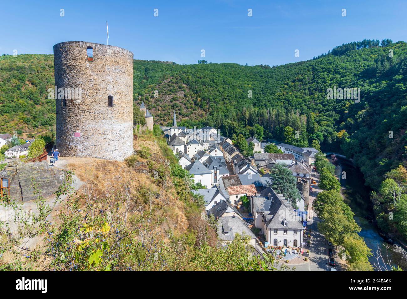 Esch-sur-Sûre (Esch-Sauer): Schloss Esch-sur-Sure, Altstadt, Sauer (Sure) Flusstal in , Luxemburg Stockfoto