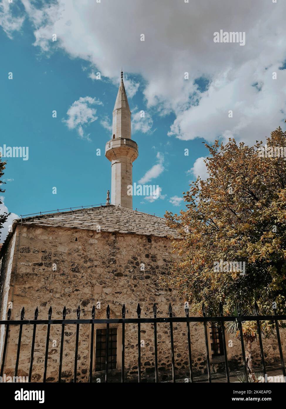 Eine Aufnahme der Hadzi Kurt Moschee in Mostar, Bosnien und Herzegowina Stockfoto