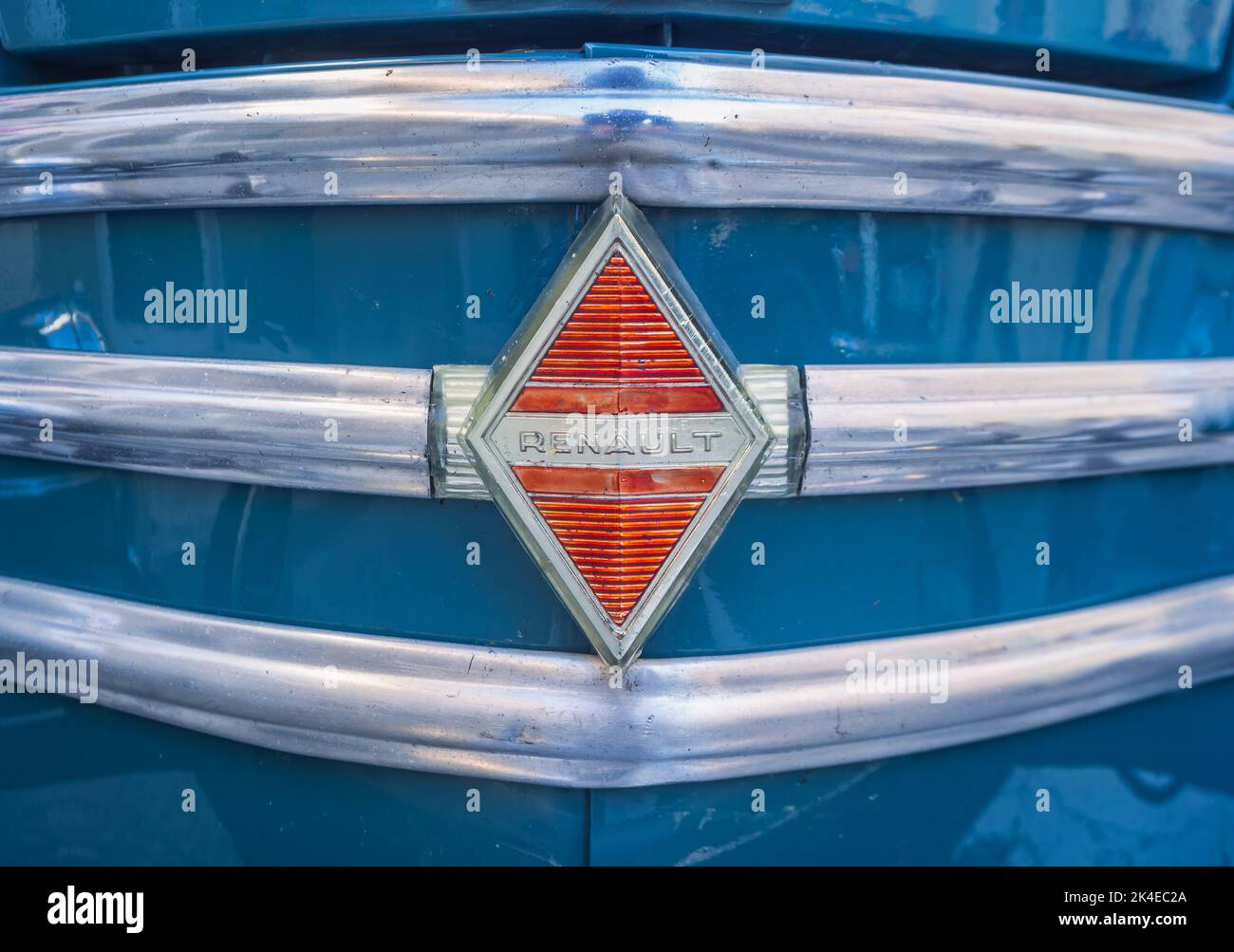 Loriol sur Drome, Frankreich - 17. September 2022: Vintage Old Renault Firmenlogo. Oldtimer-Ausstellung in Loriol sur Drome, Frankreich. Stockfoto