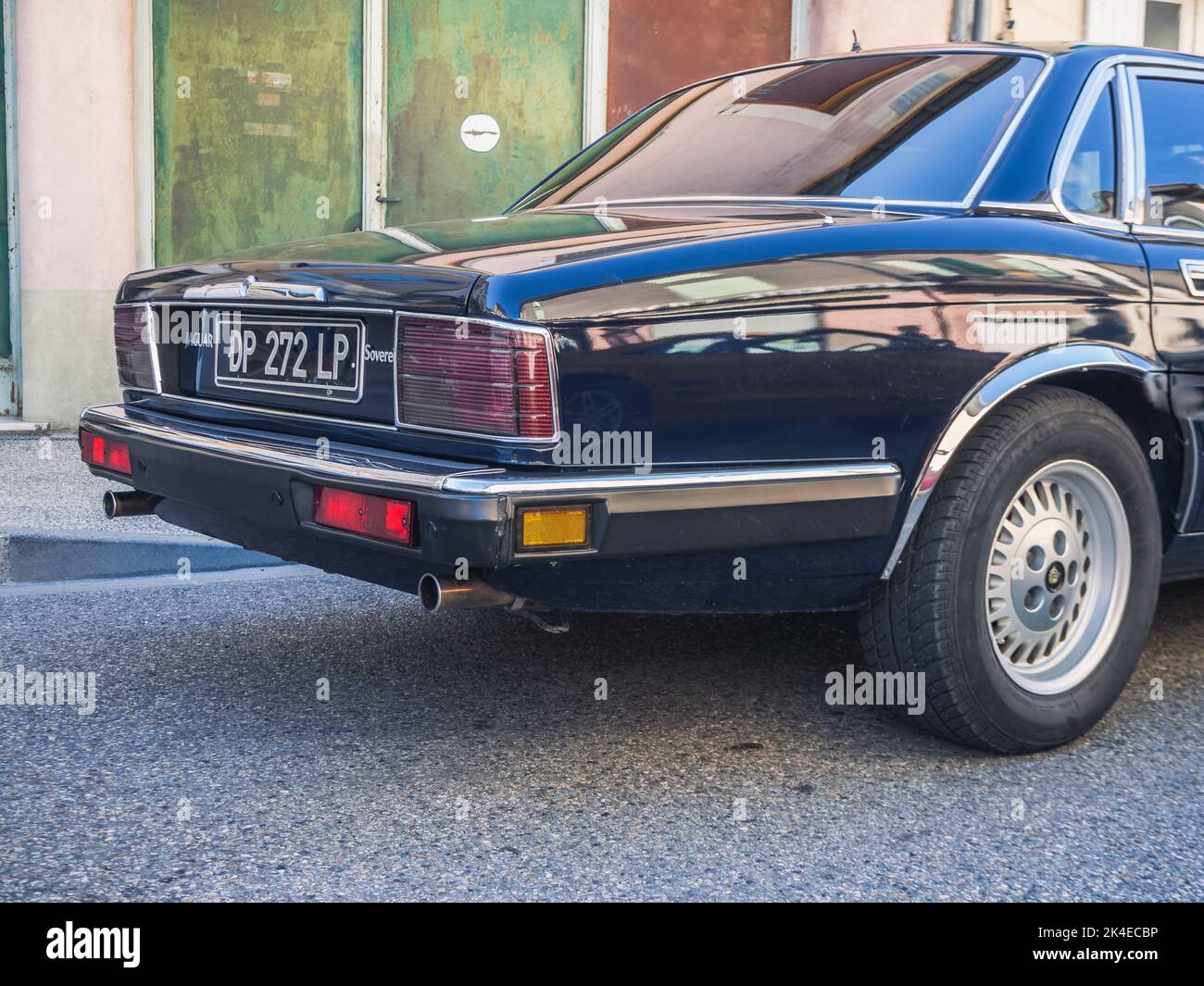 Loriol sur Drome, Frankreich - 17. September 2022: Schwarzer Jaguar Sovereign XJ40, auf der Straße. Oldtimer-Ausstellung in Loriol sur Drome, Frankreich. Stockfoto