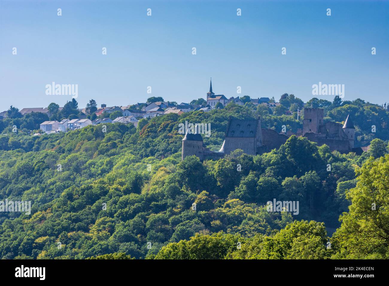 Bourscheid (Buerschent, Burscheid): Burg Bourscheid, Dorf Bourscheid in , Luxemburg Stockfoto
