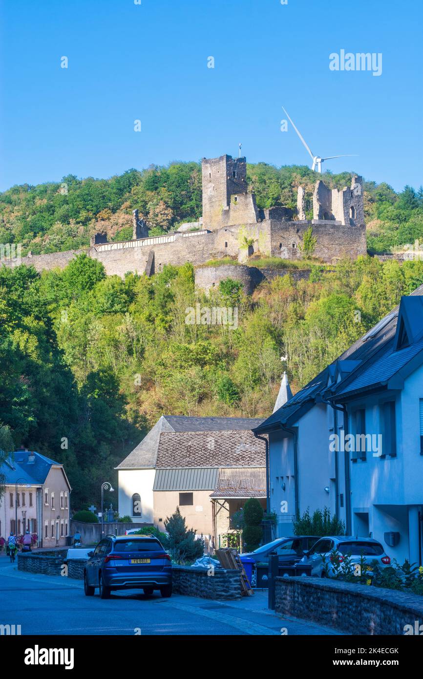 Tandel: Brandenbourg (Branebuerg, Brandenburg) Schloss und Dorf in Brandenbourg, Luxemburg Stockfoto