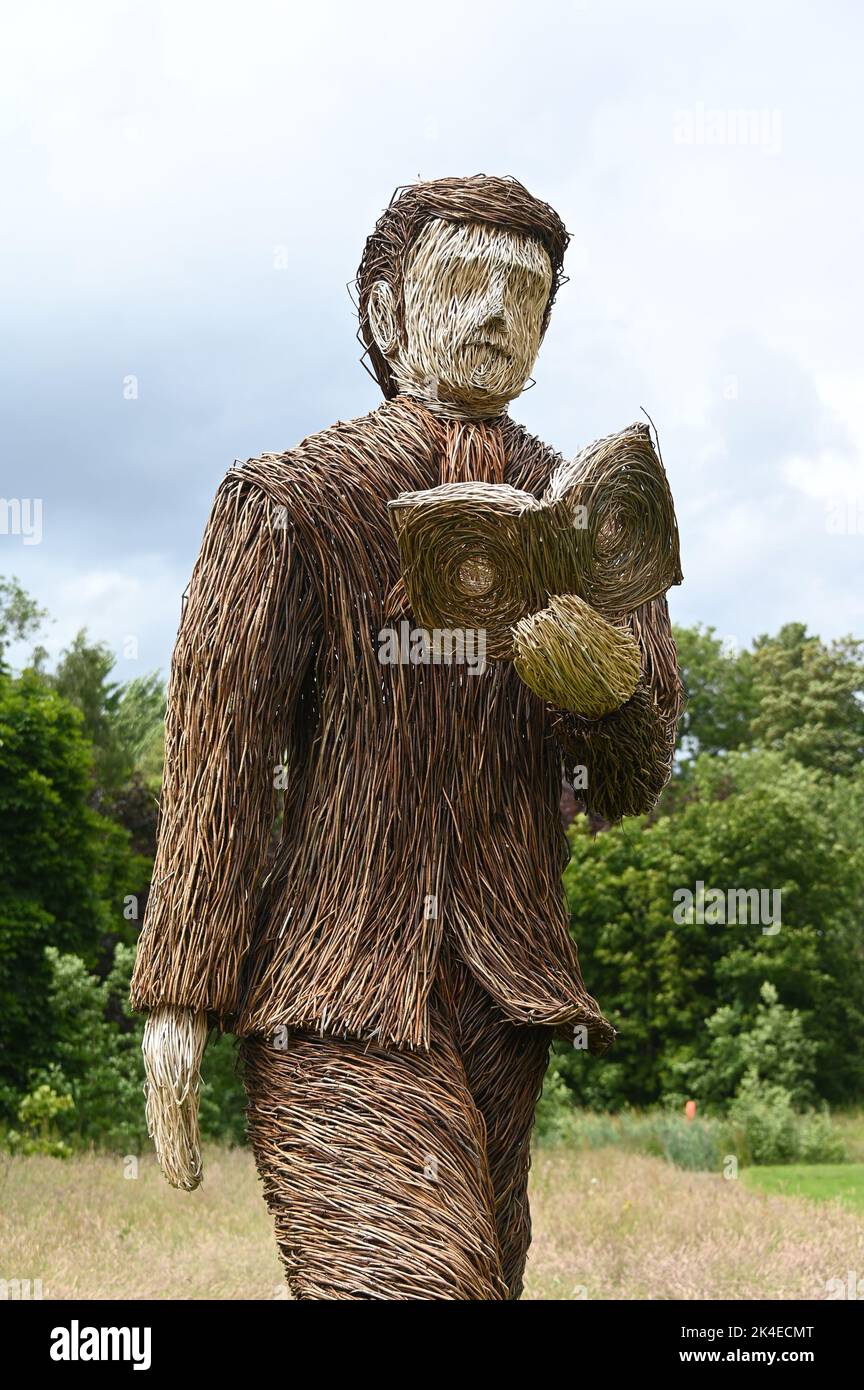 „The Walking Poet“, Weidenskulptur von David Powell. Robert Burns Birthplace Museum, Alloway, Ayrshire, Schottland, Vereinigtes Königreich, Europa. Stockfoto