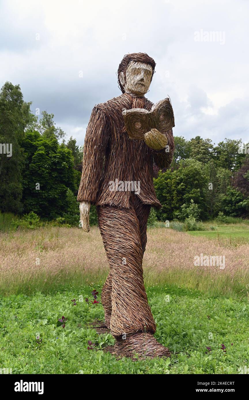 „The Walking Poet“, Weidenskulptur von David Powell. Robert Burns Birthplace Museum, Alloway, Ayrshire, Schottland, Vereinigtes Königreich, Europa. Stockfoto