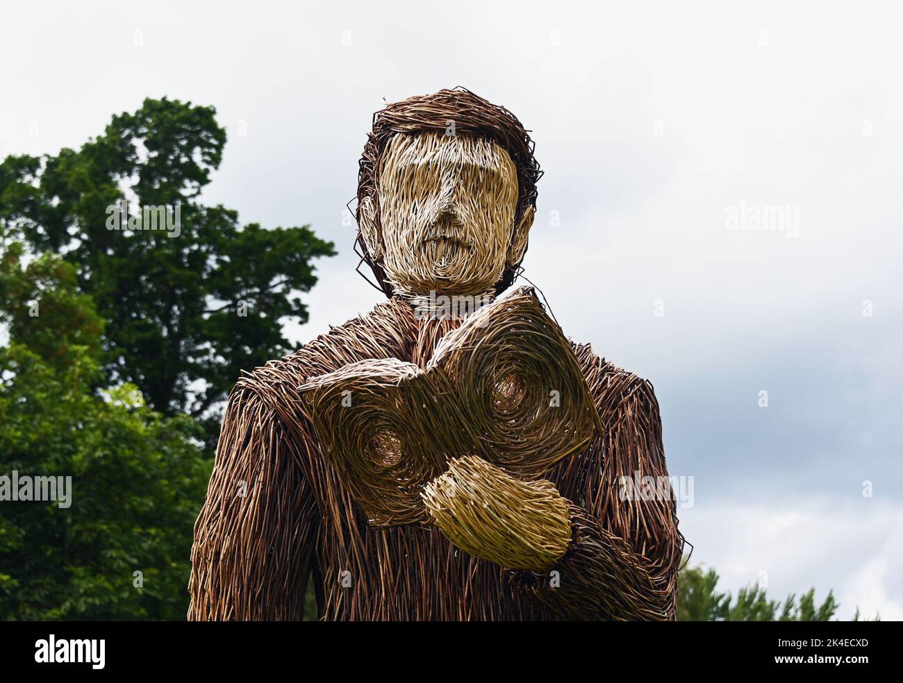 „The Walking Poet“, Weidenskulptur von David Powell. Robert Burns Birthplace Museum, Alloway, Ayrshire, Schottland, Vereinigtes Königreich, Europa. Stockfoto