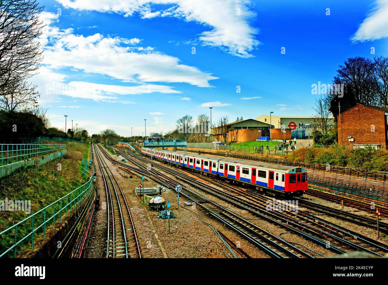 London Transport Train in Acton Town, London Stockfoto