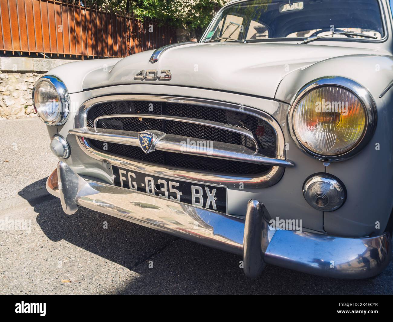 Loriol sur Drome, Frankreich - 17. September 2022: Front Vintage des alten Autos Peugeot 403 auf der Straße. Oldtimer-Ausstellung in Loriol sur Drome, Frankreich. Stockfoto