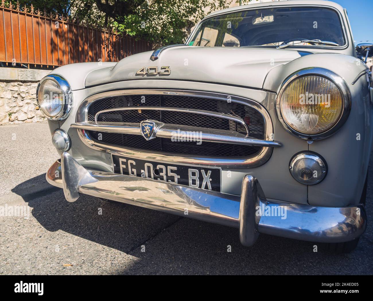 Loriol sur Drome, Frankreich - 17. September 2022: Front Vintage des alten Autos Peugeot 403 auf der Straße. Oldtimer-Ausstellung in Loriol sur Drome, Frankreich. Stockfoto