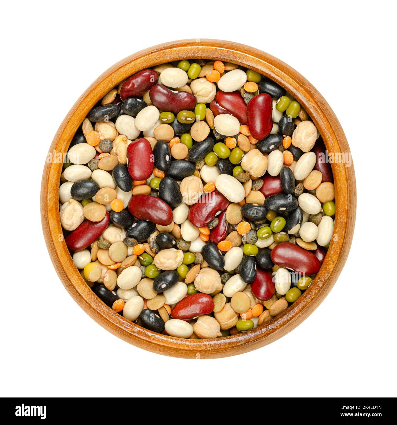 Getrocknete Hülsenfrüchte von oben in einer Holzschüssel gemischt. Mischung aus roten, schwarzen und weißen Bohnen, Mungbohnen, braunen, grünen und roten Linsen und Kichererbsen. Stockfoto