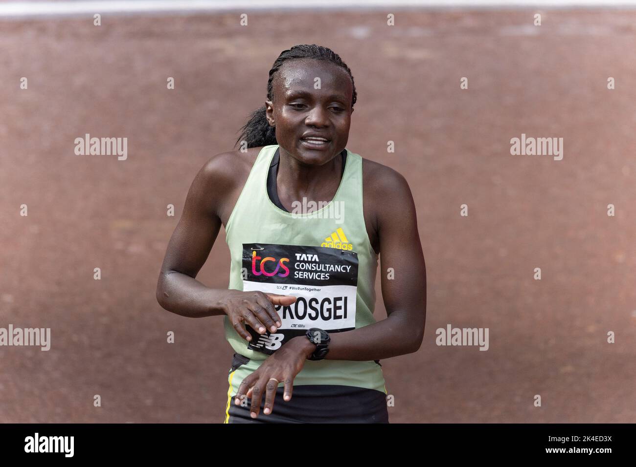 LONDON, ENGLAND - 02. OKTOBER 2022: Joyciline Jepkosgei aus Kenia feiert den zweiten Platz beim Women's Elite-Rennen während des TCS London Marathon 2022 in der Mall am 2.. Oktober 2022 in London, England. Kredit: SMP Nachrichten / Alamy Live Nachrichten Stockfoto