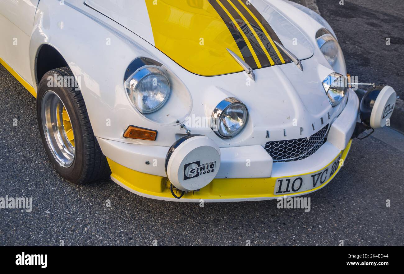 Loriol sur Drome, Frankreich - 17. September 2022: Vintage renault Alpine berlinette 1300. Alte weiße und gelbe Rennwagen auf der Straße geparkt Stockfoto