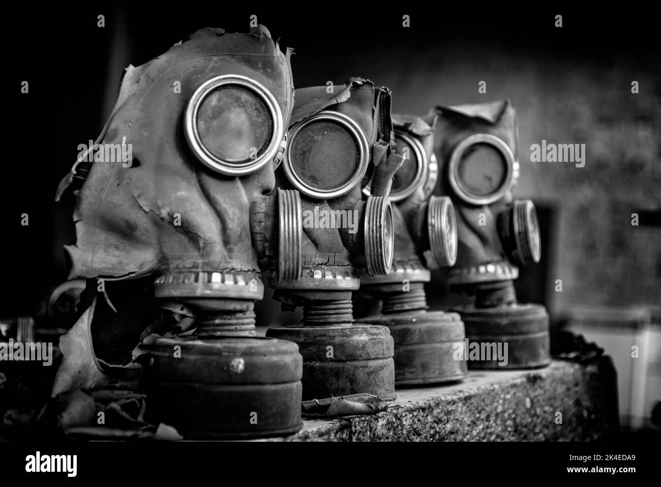 Eine Graustufenaufnahme von vier giftigen Gasmasken Stockfoto