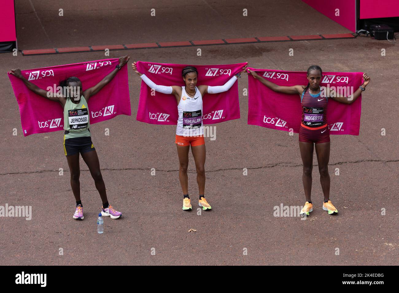 LONDON, ENGLAND - 02. OKTOBER 2022: Joyciline Jepkosgei ( Kenia ) Yalemzerf Yehualaw ( Äthiopien ) Alemu Megertu ( Äthiopien ), Gewinner des Women's Elite-Rennens beim TCS London Marathon 2022 in der Mall am 2.. Oktober 2022 in London, England. Stockfoto