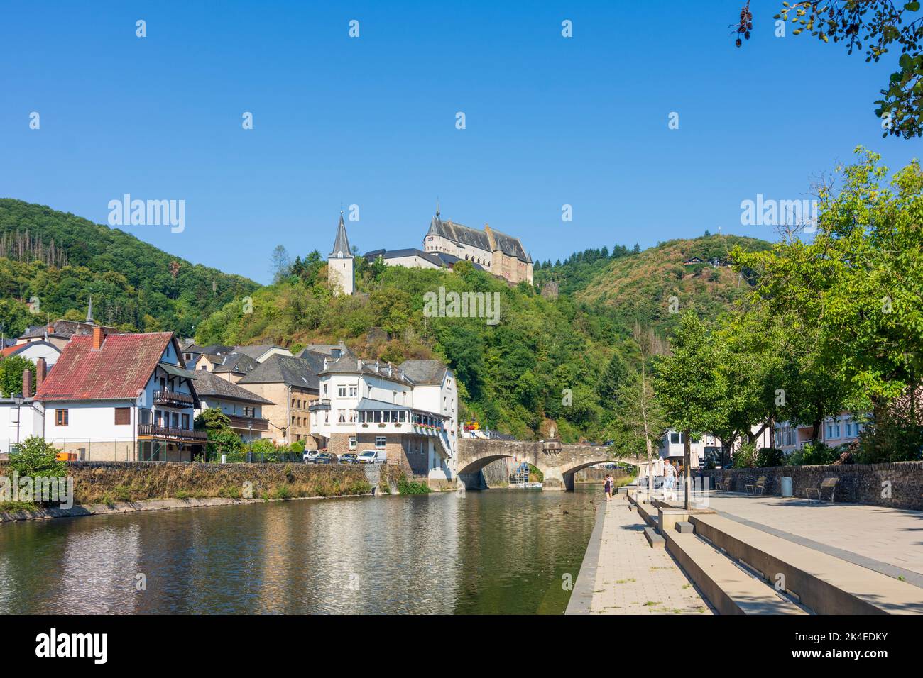 Vianden (Veianen): Fluss Our, Schloss Vianden, Altstadt in , Luxemburg Stockfoto