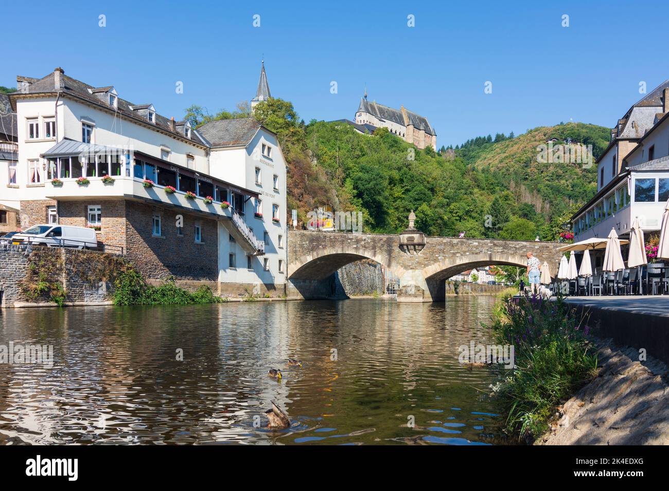 Vianden (Veianen): Fluss Our, Schloss Vianden, Altstadt in , Luxemburg Stockfoto