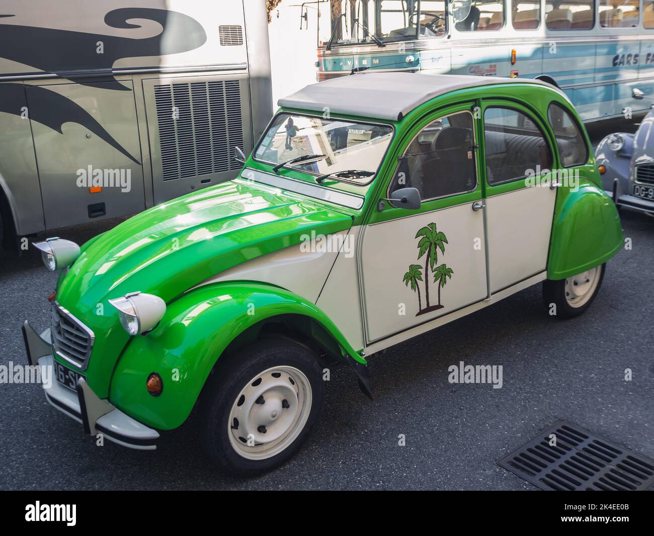 Loriol sur Drome, Frankreich - 17. September 2022: Vintage Green-roen 2CV mit aufklappbarer Stoffabdeckung und Palmen an der Tür. Oldtimer-Ausstellung in Stockfoto