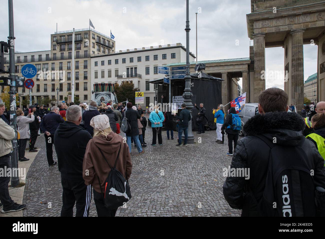 Berlin, Deutschland. 2. Oktober 2022. Am 2. Oktober 2022 versammelten sich Demonstranten bei einer Kundgebung vor dem Brandenburger Tor in Berlin. Die Polizei sperrte das Gebiet ab und war mit einer sehr hohen Anzahl von Polizeikräften anwesend. Bei der Kundgebung ging es vor allem um die Ausgrenzung und Diskriminierung von Menschen russischer Herkunft in Deutschland. Zu Beginn der Kundgebung wurde die russische Nationalhymne gespielt und Demonstranten winkten russische Fahnen und hielten Schilder hoch. Die Teilnehmer machten deutlich, dass sie gegen die NATO und auch gegen Waffenlieferungen an die Ukraine sind. Während einer lauten Rede klärte ein Protestler und schrie Stockfoto