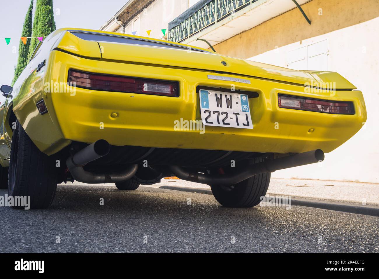 Loriol sur Drome, Frankreich - 17. September 2022: Buick Skylark, Vintage gelb, auf der Straße. Oldtimer-Ausstellung in Loriol sur Drome, Frankreich. Stockfoto
