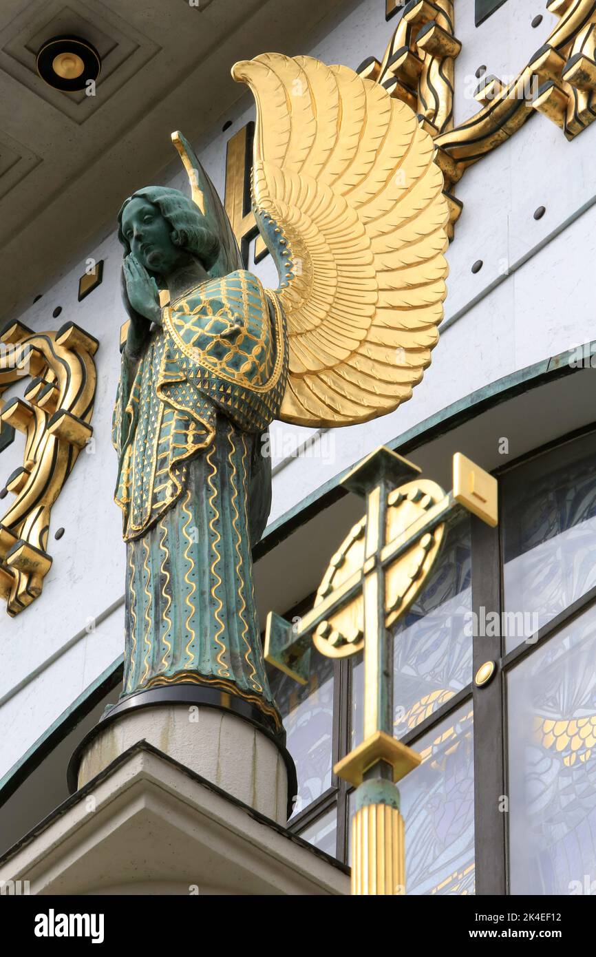 Engel. Statue. Othmar Schimkowitz. Am Steinhof Kirche St. Leopold erbaut von Otto Wagner zwischen 1902 und 1907. Wien. Österreich. Europa. Stockfoto