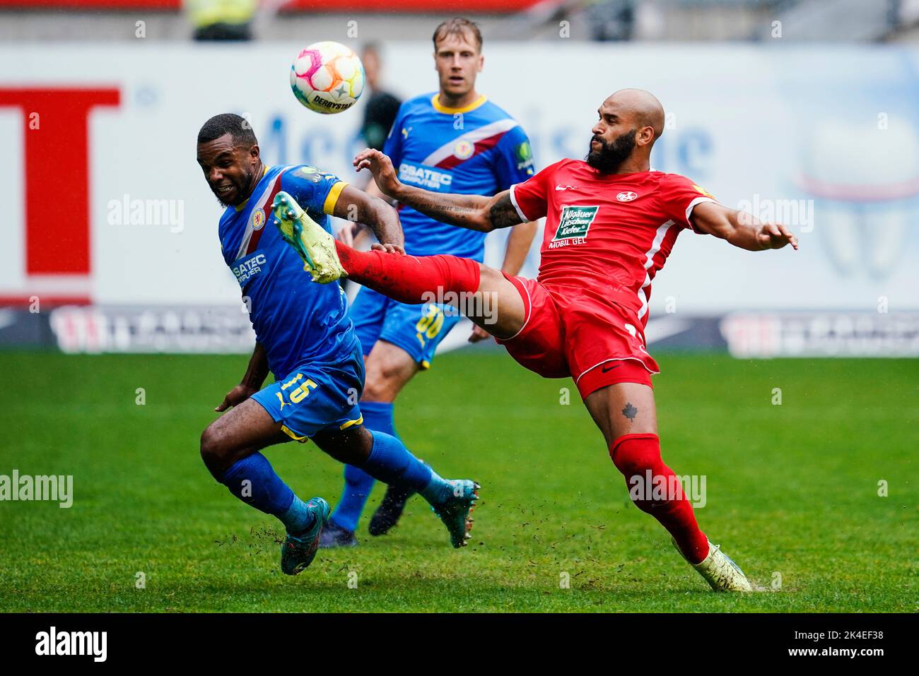 02. Oktober 2022, Rheinland-Pfalz, Kaiserslautern: Fußball: 2. Bundesliga, 1. FC Kaiserslautern - Eintracht Braunschweig, Matchday 10, Fritz-Walter-Stadion. Braunschweigs Nathan de Medina (l.) und Kaiserslauterns Terrence Boyd kämpfen um den Ball. Foto: Uwe Anspach/dpa - WICHTIGER HINWEIS: Gemäß den Anforderungen der DFL Deutsche Fußball Liga und des DFB Deutscher Fußball-Bund ist es untersagt, im Stadion und/oder des Spiels aufgenommene Fotos in Form von Sequenzbildern und/oder videoähnlichen Fotoserien zu verwenden oder zu verwenden. Stockfoto