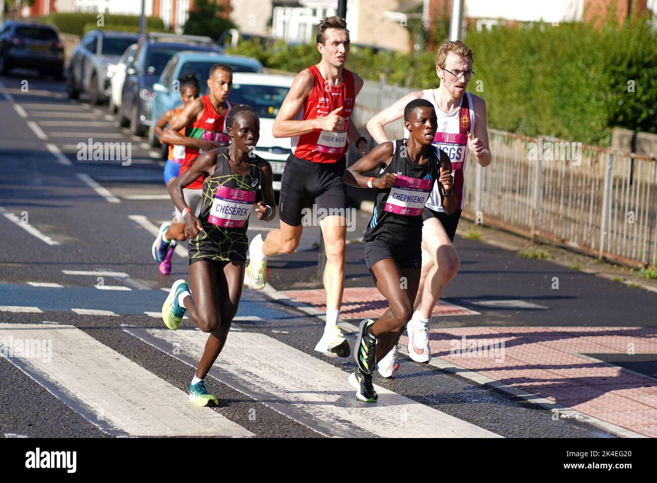 Cardiff, Wales, Großbritannien. 2.. Oktober 2022. Wizz Air Cardiff Halbmarathon 2022 Gewinnerin Beatrice Cheserek und zweitplatzierte Viola Chepngeno aus Kenia, auf dem Kurs in der Nähe von Butetown, zwischen den Meilenmarken 7 und 8, Cardiff, Wales. Kredit Penallta Photographics/ALamay Live Stockfoto