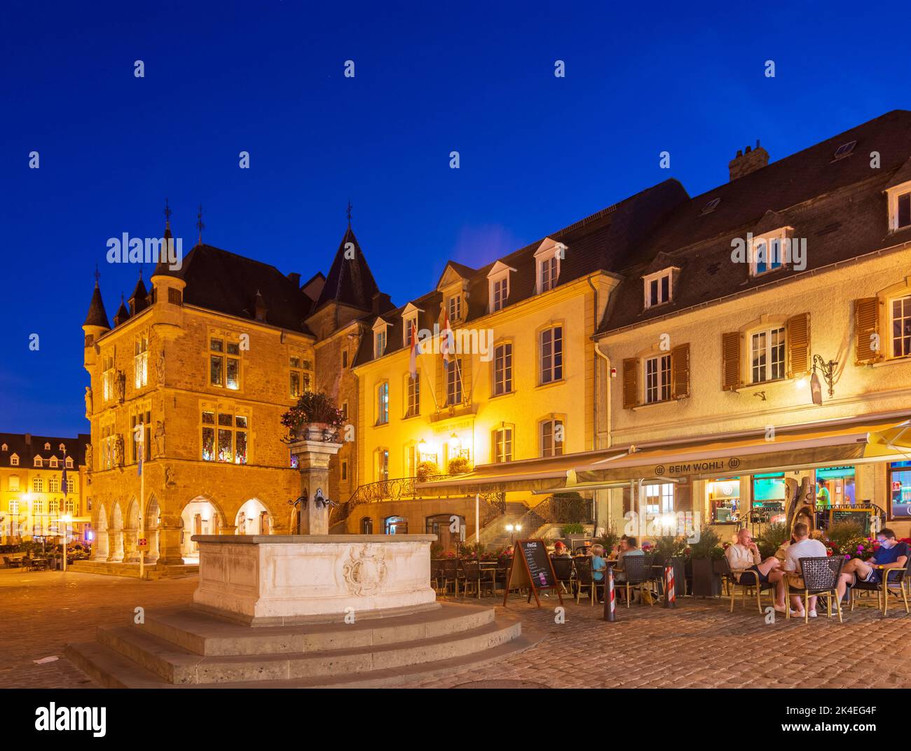 Echternach: Marktplatz, Rathaus Denzelt, Restaurant in , Luxemburg Stockfoto