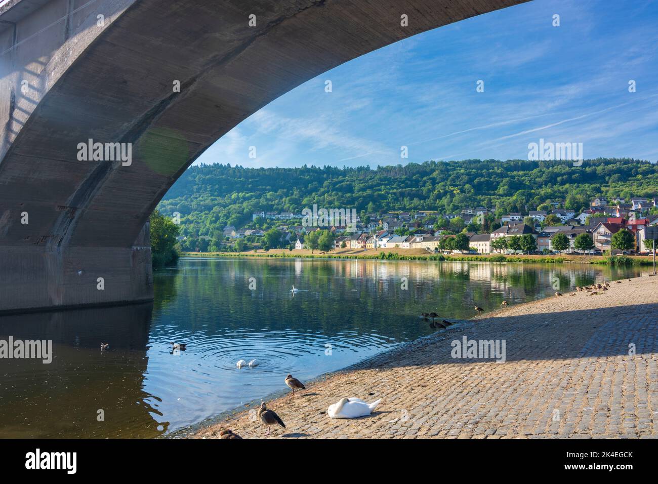 Mertert (Mäertert): Zusammenfluss von Sauer (Sure) und Mosel (Mosel) in Wasserbillig (Waasserbëlleg), Eisenbahnbrücke, Blick auf Oberbillig in Wasser Stockfoto