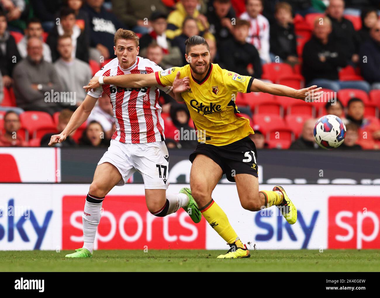 Stoke, Großbritannien. 2. Oktober 2022. Liam Delap von Stoke City wurde von Francisco Sierralta aus Watford während des Sky Bet Championship-Spiels im bet365 Stadium, Stoke, abgehalten. Bildnachweis sollte lauten: Darren Staples/Sportimage Credit: Sportimage/Alamy Live News Stockfoto