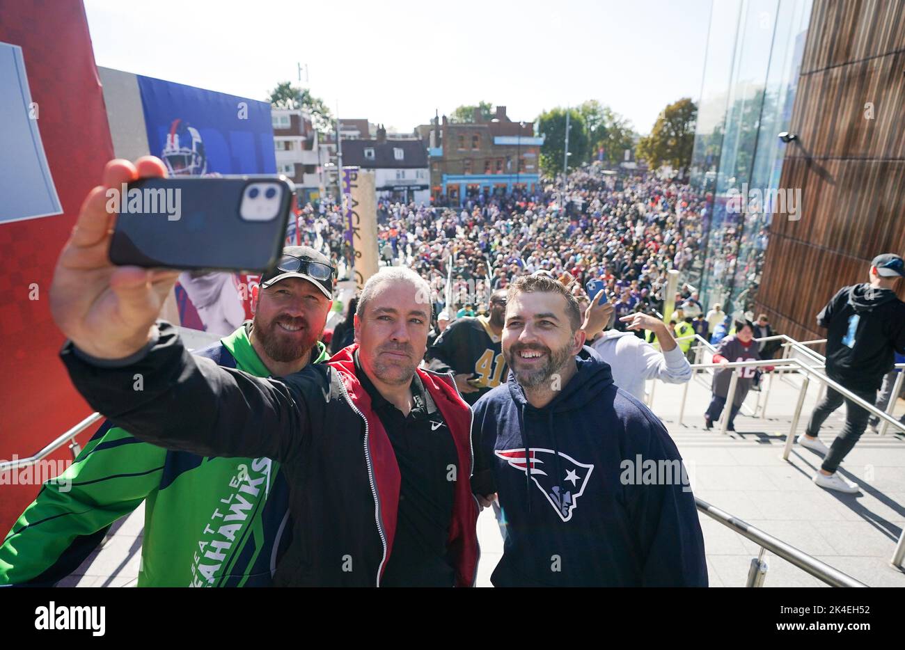 Eine allgemeine Ansicht der Fans vor dem Stadion vor dem Spiel der NFL International im Tottenham Hotspur Stadium, London. Bilddatum: Sonntag, 2. Oktober 2022. Stockfoto