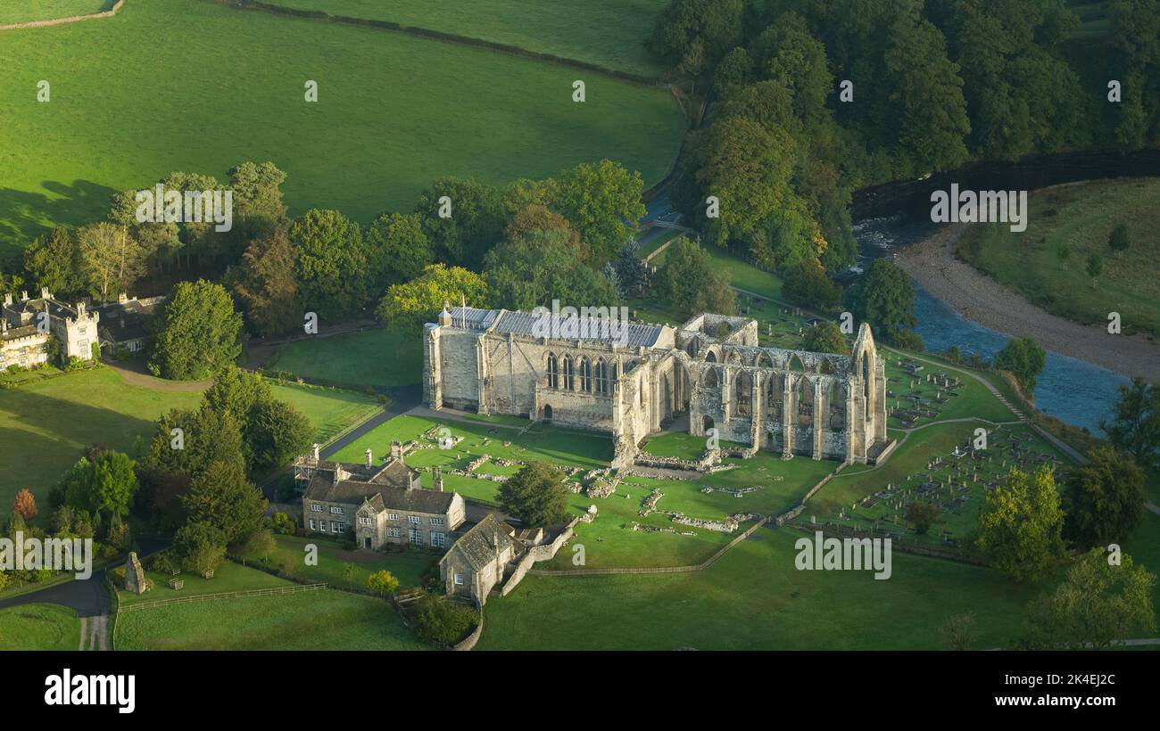 Die Sonne am frühen Morgen erhellt die Bolton Abbey in Wharfedale, North Yorkshire, England, und verdankt ihren Namen den Ruinen des Augustiners aus dem 12.. Jahrhundert Stockfoto