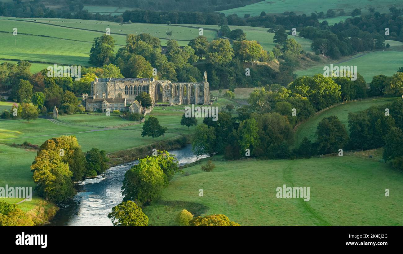 Die Sonne am frühen Morgen erhellt die Bolton Abbey in Wharfedale, North Yorkshire, England, und verdankt ihren Namen den Ruinen des Augustiners aus dem 12.. Jahrhundert Stockfoto