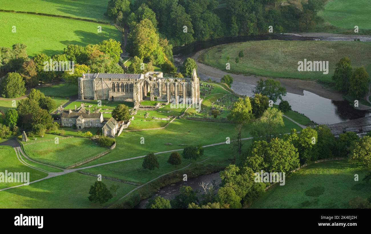 Die Sonne am frühen Morgen erhellt die Bolton Abbey in Wharfedale, North Yorkshire, England, und verdankt ihren Namen den Ruinen des Augustiners aus dem 12.. Jahrhundert Stockfoto