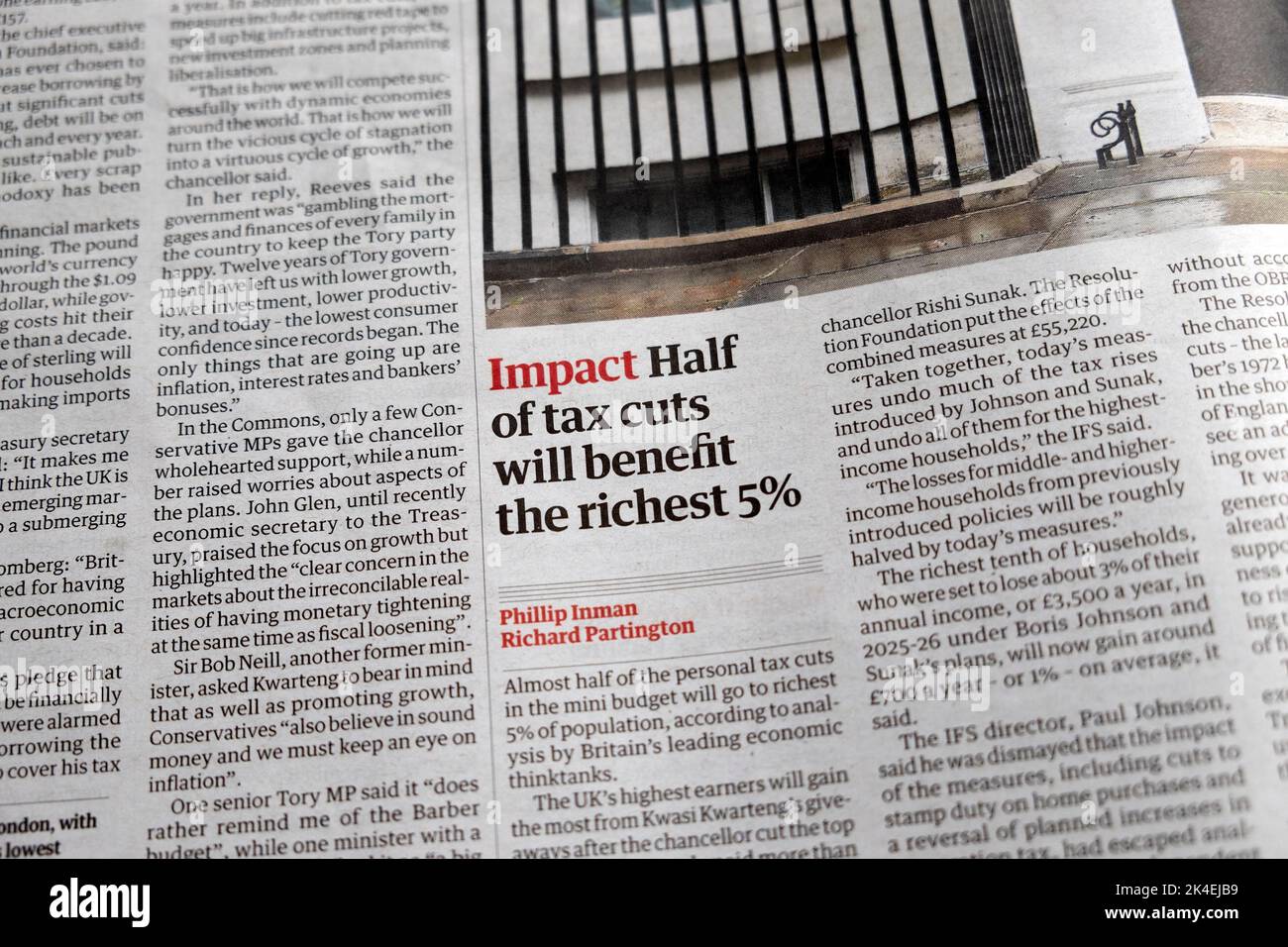 „Auswirkungen die Hälfte der Steuersenkungen wird den reichsten 5 % zugute kommen“, titelte die Zeitung Guardian mit der Überschrift Kwasi Kwarteng Mini-Budget-Clipping am 24. September 2022 in Großbritannien Stockfoto