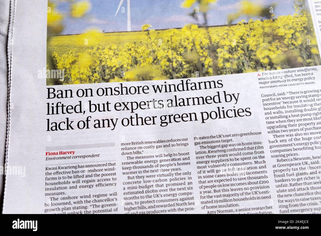 „Das Verbot von Onshore-Windparks wurde aufgehoben, aber Experten sind alarmiert über das Fehlen einer anderen grünen Politik“, titelte die Zeitung Guardian Kwasi Kwarteng Mini-Budget 2022 Stockfoto