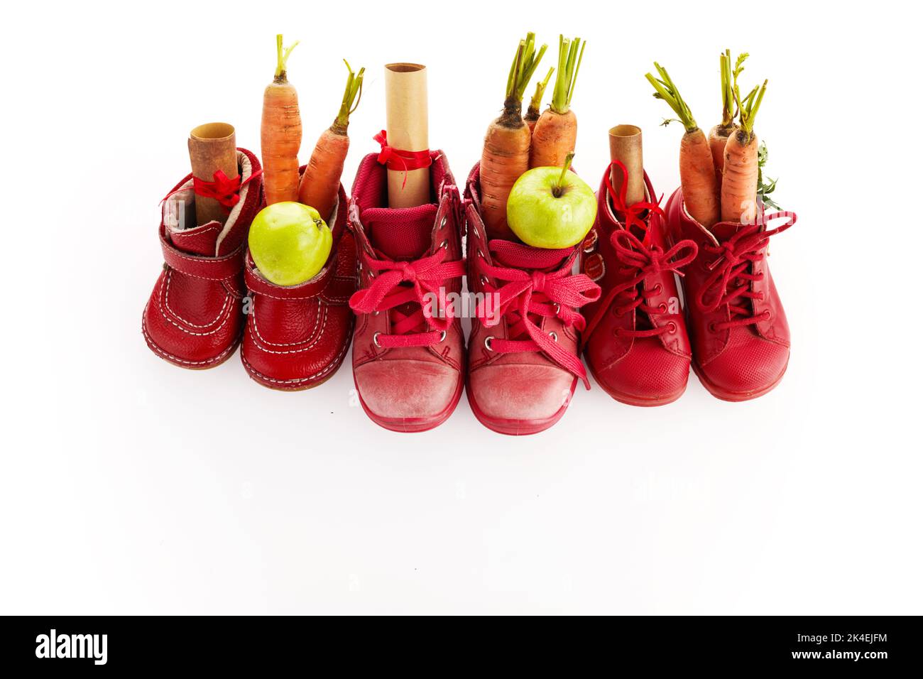 St. Nikolaus - Sinterklaas Tag mit Schuh, Karotte und Äpfeln auf weißem Hintergrund Stockfoto