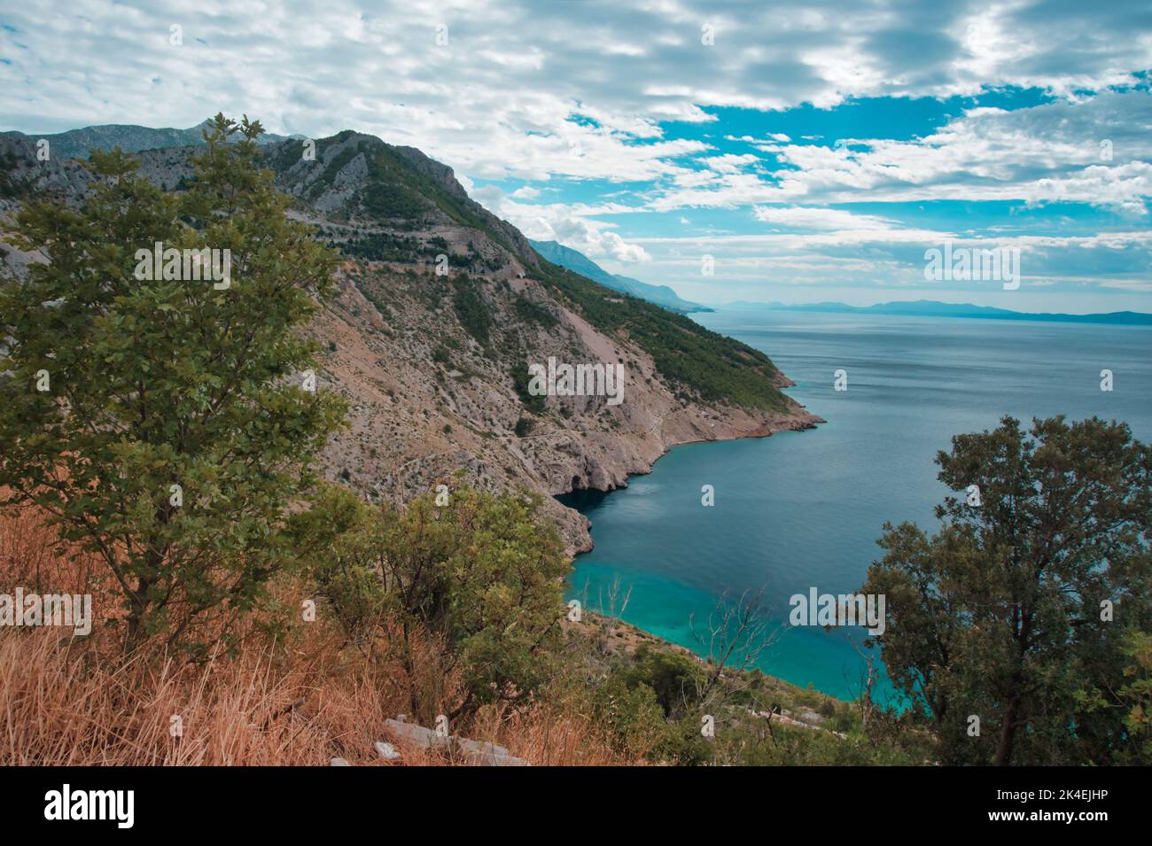 Blick von der Küstenstraße zwischen Omis und Makarska, Kroatien Stockfoto