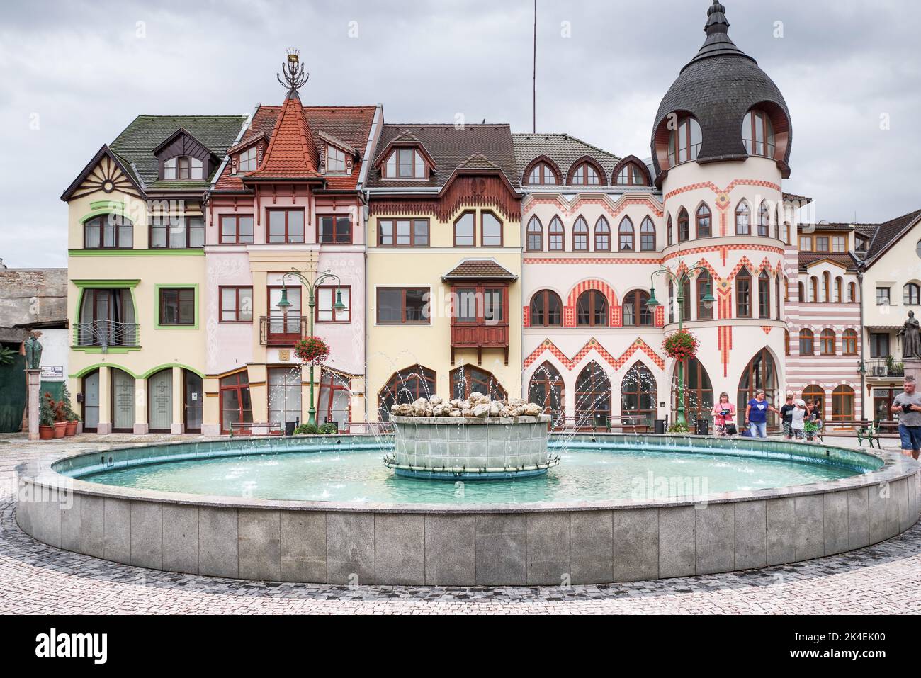 Europaplatz in Komarno, Slowakei - jedes Gebäude um den Platz herum wurde 2000 eröffnet und repräsentiert die Architektur eines europäischen Landes Stockfoto