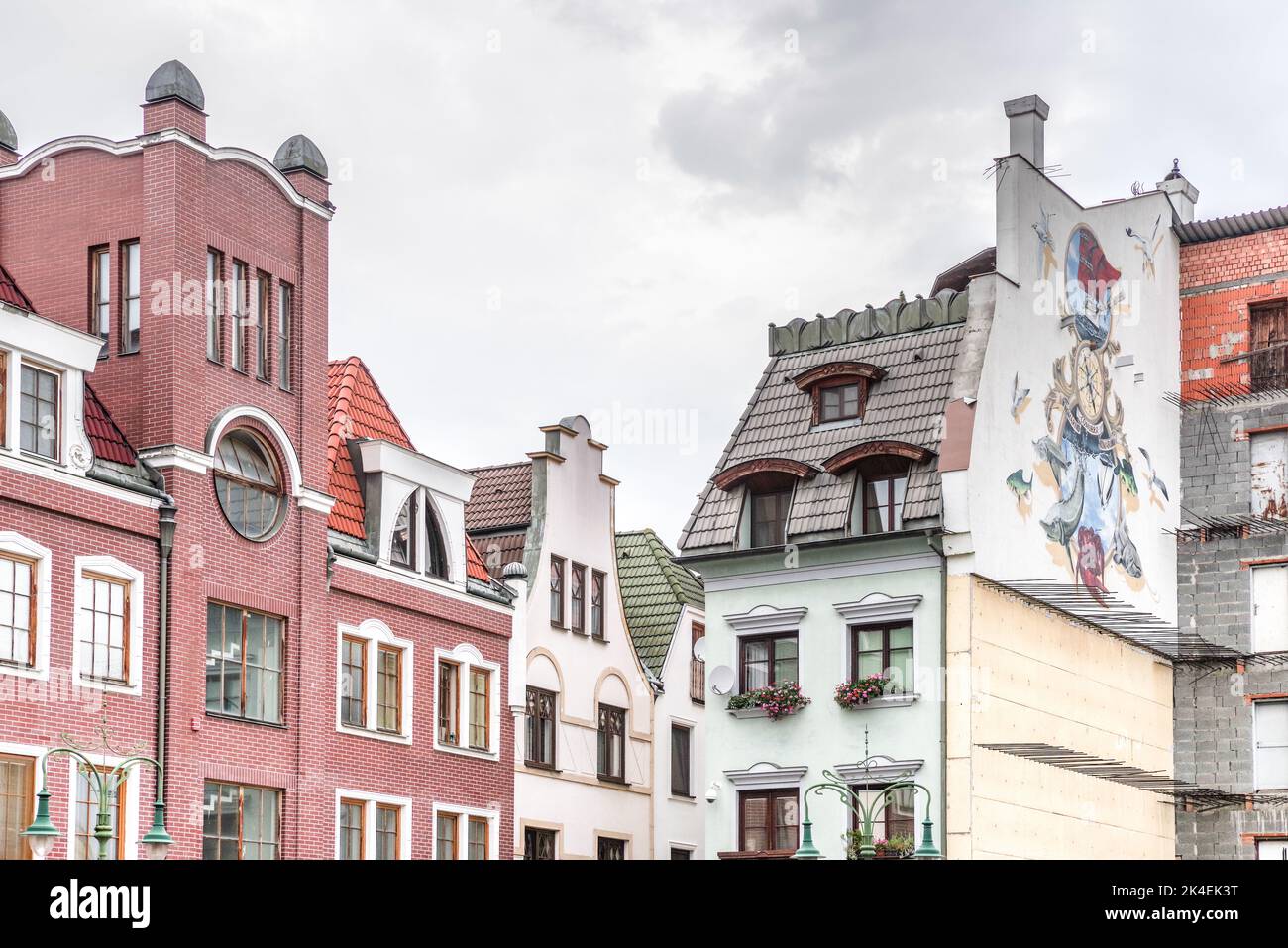 Europaplatz in Komarno, Slowakei - jedes Gebäude um den Platz herum wurde 2000 eröffnet und repräsentiert die Architektur eines europäischen Landes Stockfoto