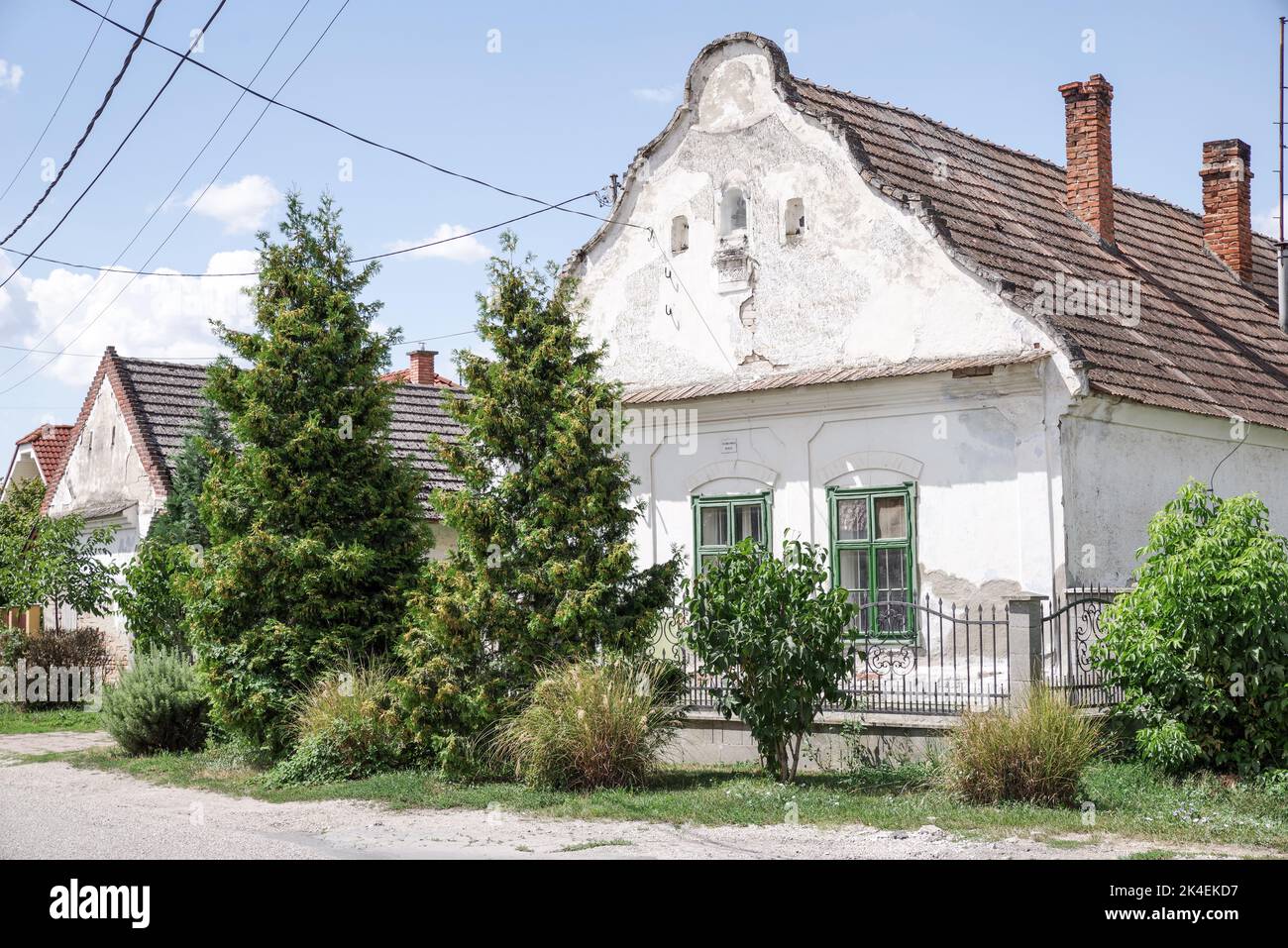 Hübsche façade eines traditionellen Hauses aus dem 19.. Jahrhundert in Kolarovo, Slowakei Stockfoto