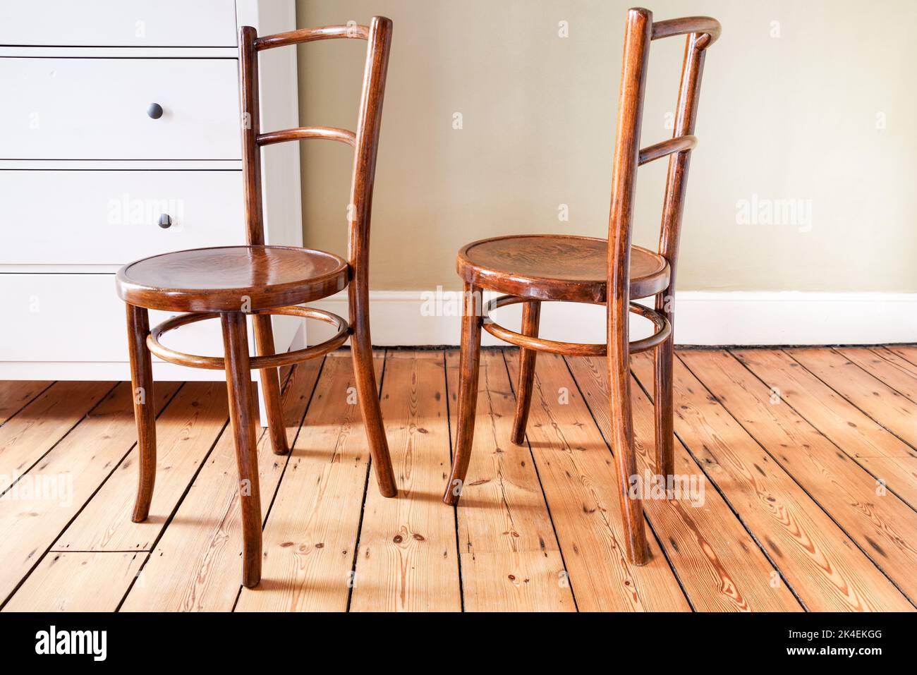 Antike Bistrostühle im Thonet-Stil in unrestauriertem Zustand Stockfoto