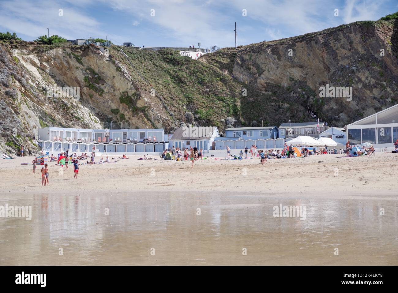 Lusty Glaze - ein unglaublich malerischer, abgeschiedener, privater Strand mit Strandrestaurant und Unterkünften in North Cornwall (England, Großbritannien) Stockfoto