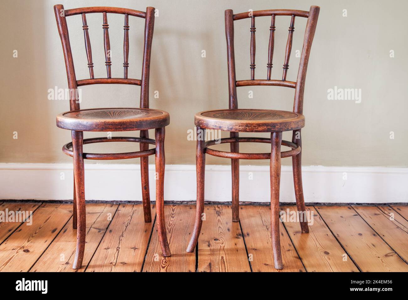 Antike Bistrostühle im Thonet-Stil in unrestauriertem Zustand Stockfoto