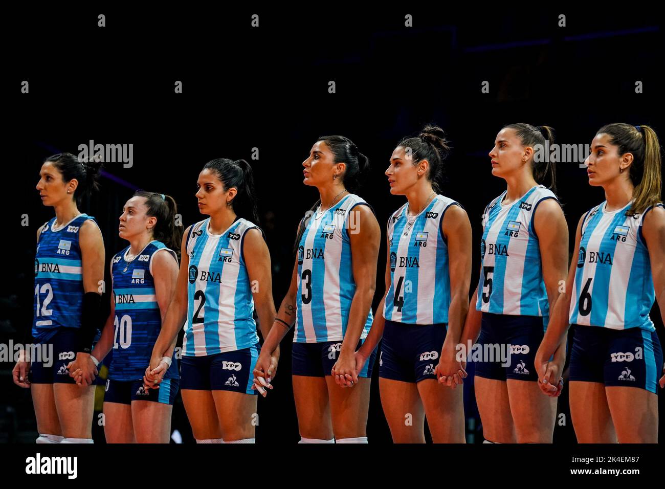 ARNHEM, NIEDERLANDE - 25. SEPTEMBER: Tatiana Soledad Rizzo aus Argentinien, Emilce Sosa aus Argentinien, Sabrina Soledad Germanier aus Argentinien, Paula Yamila Nizetich aus Argentinien, Daniela Bulaich aus Argentinien, Candela Sol Salinas aus Argentinien und Lucia Verdier aus Argentinien sind am 3. Tag der FIVB Volleyball Womens World Championship 2022 beim Gelredome am 25. September 2022 in Arnhem, Niederlande, für die Nationalhymne im Rahmen des Pool D Phase 1-Spiels zwischen China und Argentinien antreten (Foto von Rene Nijhuis/Orange Picturs) Stockfoto