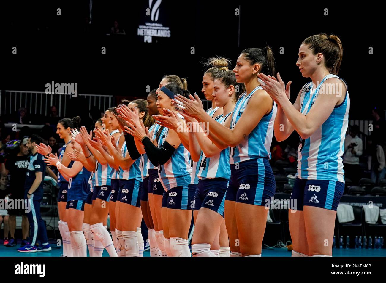 ARNHEM, NIEDERLANDE - SEPTEMBER 25: Tatiana Soledad Rizzo aus Argentinien, Maria Agostina Pelozo aus Argentinien, Sabrina Soledad Germanier aus Argentinien, Paula Yamila Nizetich aus Argentinien, Daniela Bulaich aus Argentinien, Candela Sol Salinas aus Argentinien, Lucia Verdier aus Argentinien, Erika Mercado aus Argentinien, Bianca Cugno aus Argentinien, Emilce Sosa aus Argentinien, Bianca Farriol aus Argentinien, Victoria Mayer aus Argentinien, Candelaria Lucia Herrera aus Argentinien und Brenda Graff aus Argentinien applaudieren während des Pool D Phase 1-Spiels zwischen China und Argentinien am 3. Tag der FIVB Volleyball Womens World Cham Stockfoto