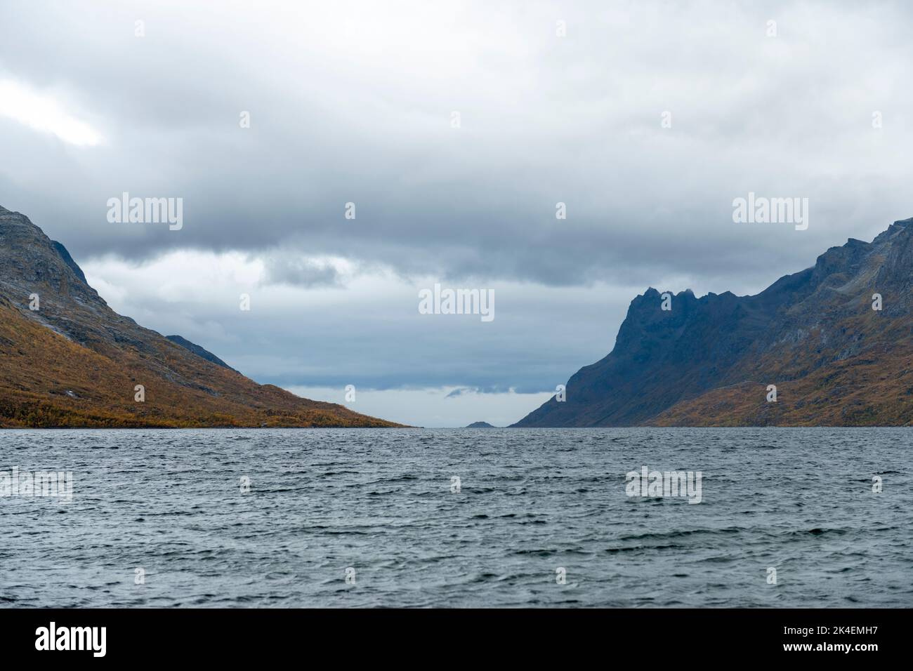 Wolkiges Wetter in Senja Island Fjord, Norwegen Stockfoto