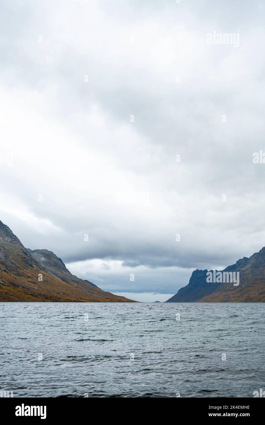 Wolkiges Wetter in Senja Island Fjord, Norwegen Stockfoto